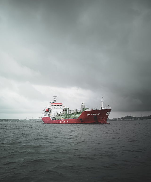 International freight coordination UK – global shipping vessel transporting goods to UK ports with full logistics management